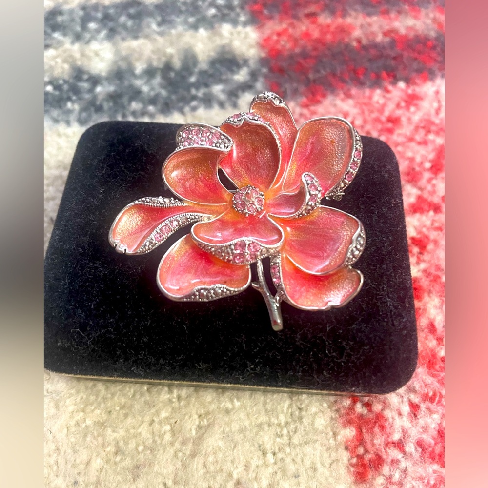 Monet brooch